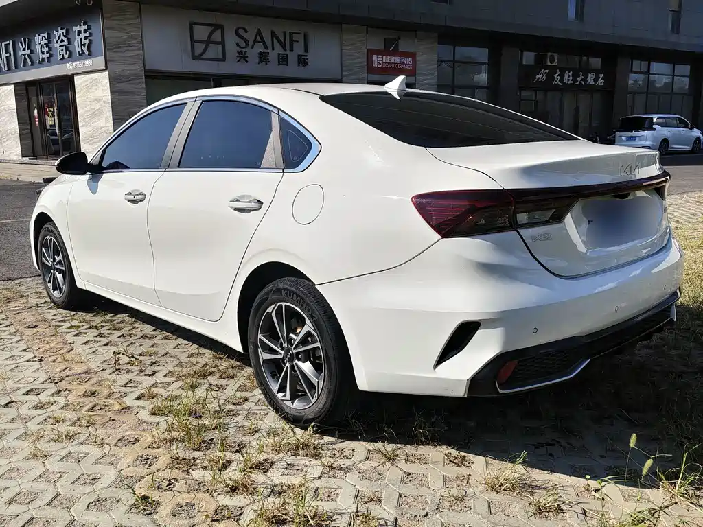 Kia K3 2023 1.5L CVT Deluxe Edition купить на сайте DeffCars