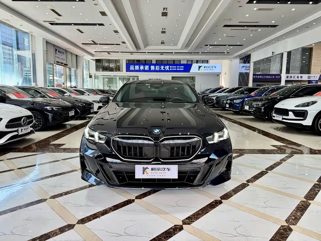 BMW 5 Series 2025 530Li Leading M Sports Package купить на сайте DeffCars