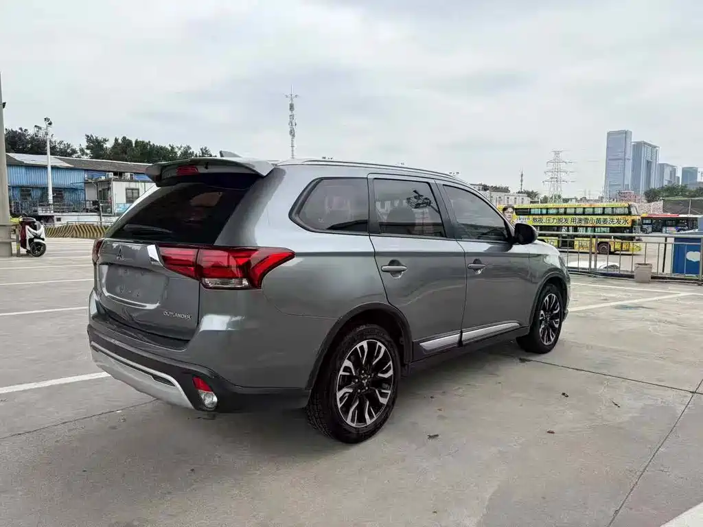 Outlander 2019 2.0L 2WD Enjoy Edition, 5 seats, National VI купить на сайте DeffCars