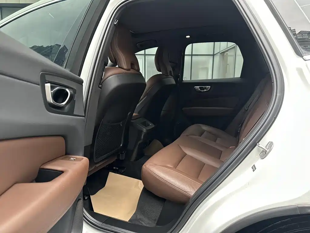 Volvo XC60 2025 B5 four-wheel drive Zhiyi Luxury Edition купить на сайте DeffCars
