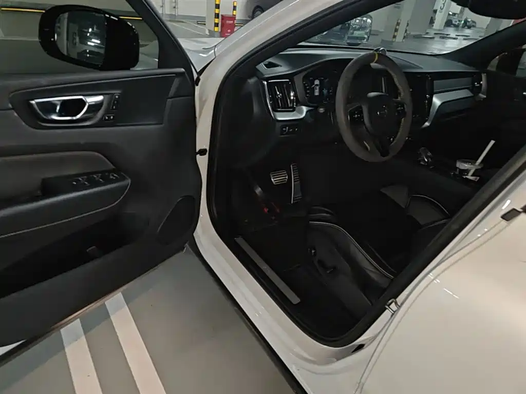Volvo XC60 plug-in hybrid 2021 T8 E-drive hybrid Zhiyuan sports version купить на сайте DeffCars