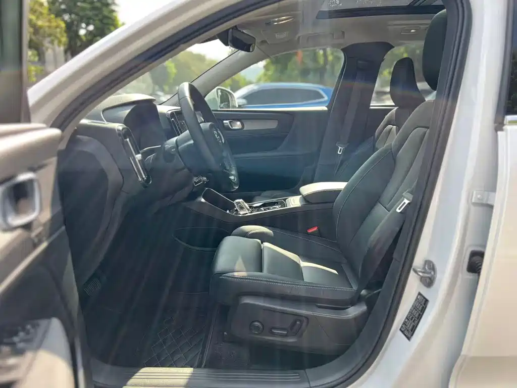 Volvo XC40 2025 B4 four-wheel drive Zhiyuan luxury version купить на сайте DeffCars