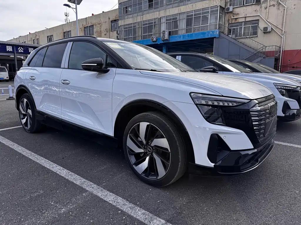 Audi Q5 e-tron 2023 40 e-tron Shiny Mecha Suit купить на сайте DeffCars
