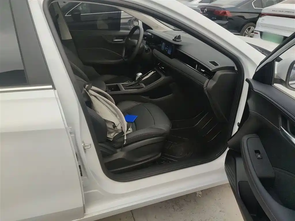 Roewe i5 2026 1.5L CVT Deluxe Edition купить на сайте DeffCars