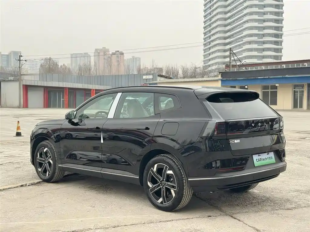 Volvo XC70 plug-in hybrid 2026 model 2WD long range Core купить на сайте DeffCars