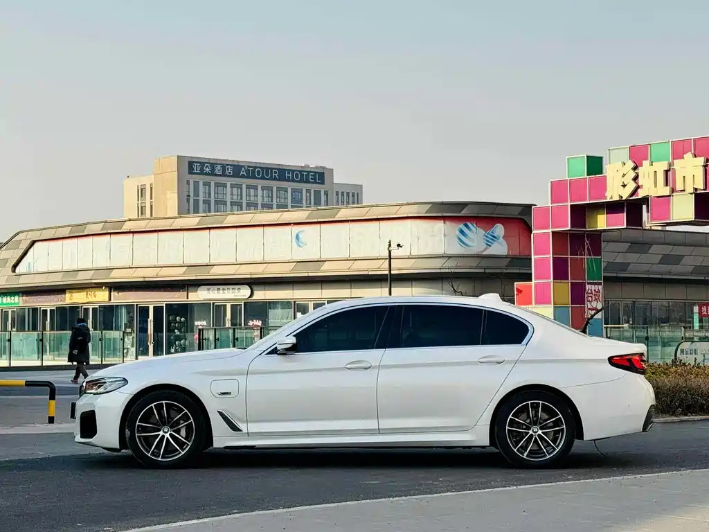 BMW 5 Series New Energy 2022 Model 535Le M Sports Package купить на сайте DeffCars