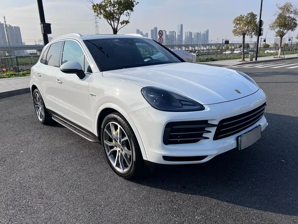 Cayenne New Energy 2022 Cayenne E-Hybrid 2.0T Platinum Edition купить на сайте DeffCars