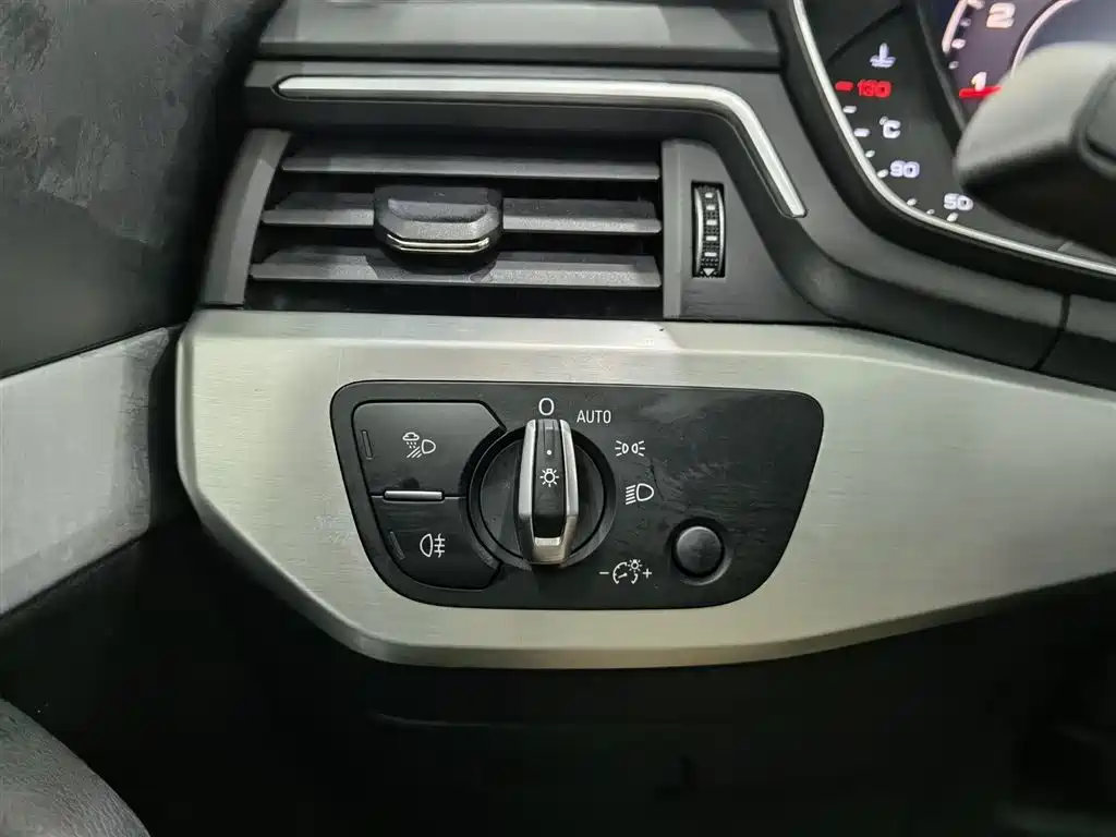 Audi A4L 2018 30th Anniversary Model 40 TFSI Fashion Model купить на сайте DeffCars