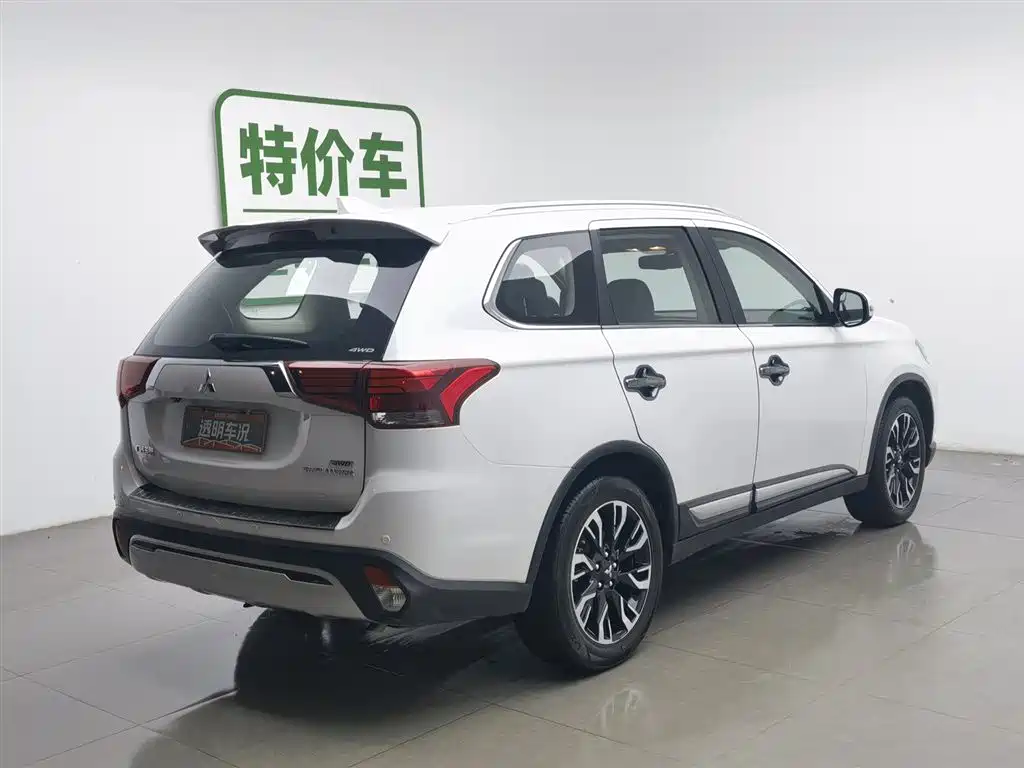 Outlander 2019 2.4L four-wheel drive exclusive version, 5 seats, National VI купить на сайте DeffCars