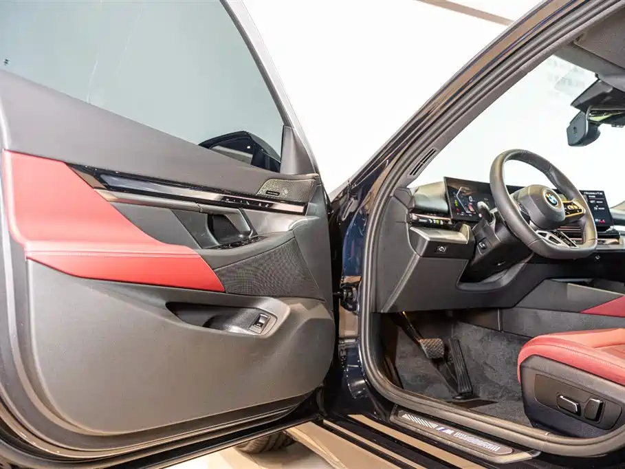 BMW 5 Series 2025 530Li Leading M Sports Package купить на сайте DeffCars