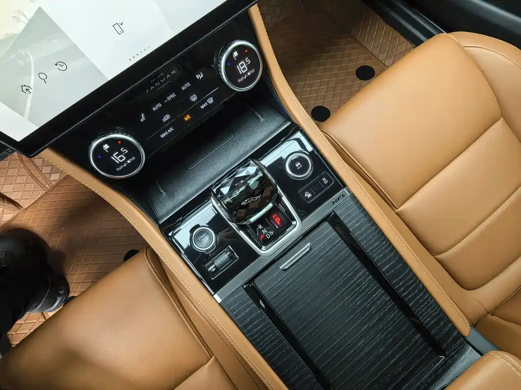 Jaguar XFL 2022 XFL 2.0T P250 two-wheel drive elite sports version купить на сайте DeffCars