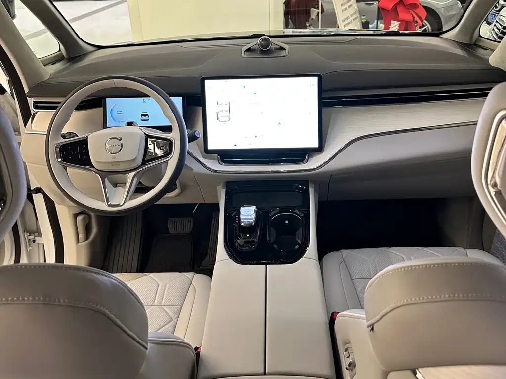 Volvo EM90 2025 Ultra six-seater купить на сайте DeffCars