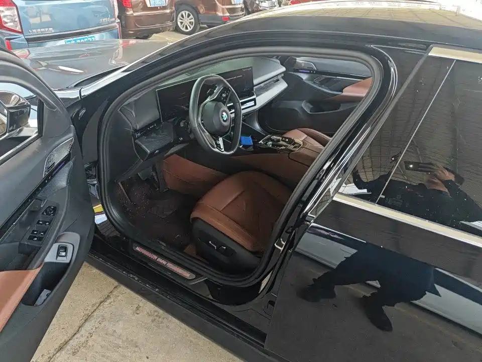 BMW 5 Series 2024 525Li Luxury Package купить на сайте DeffCars