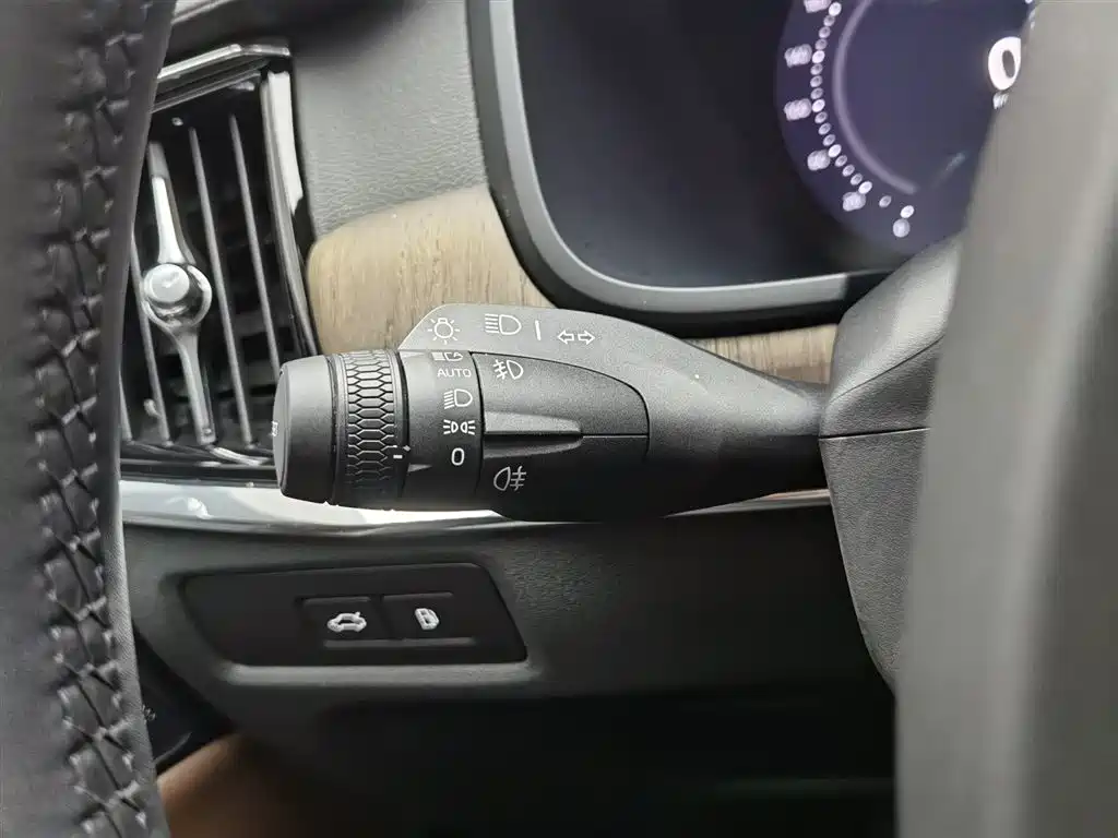 Volvo S90 plug-in hybrid 2024 plug-in hybrid four-wheel drive long range Zhiya luxury version купить на сайте DeffCars