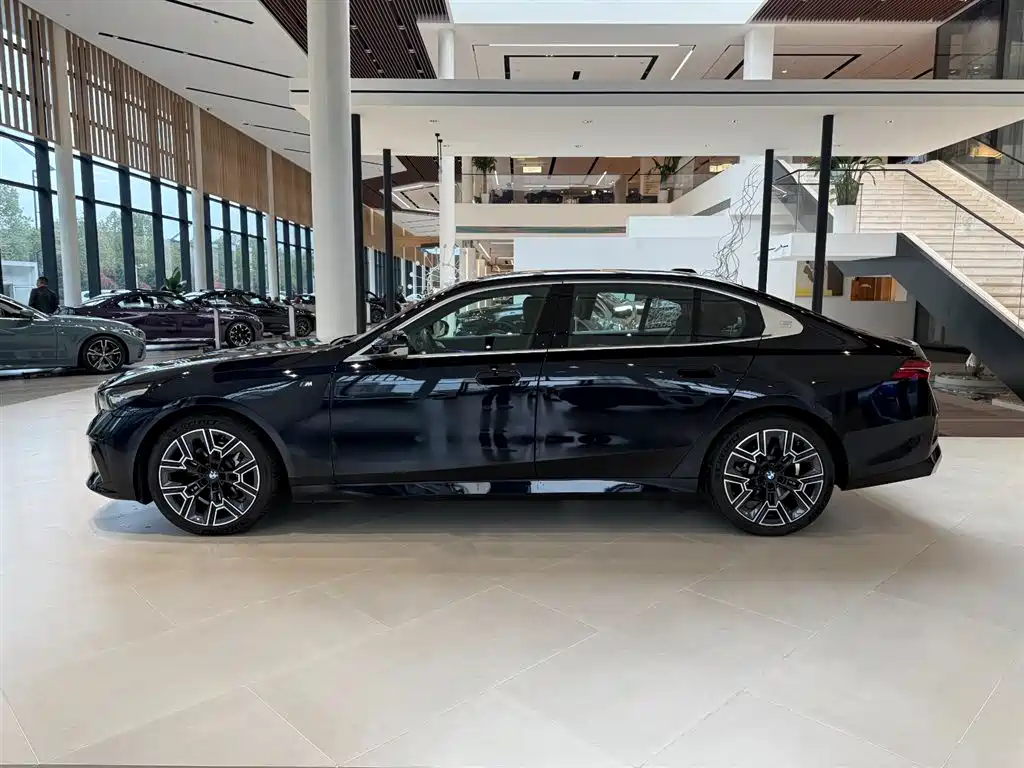 BMW 5 Series 2025 530Li Exclusive M Sports Package купить на сайте DeffCars