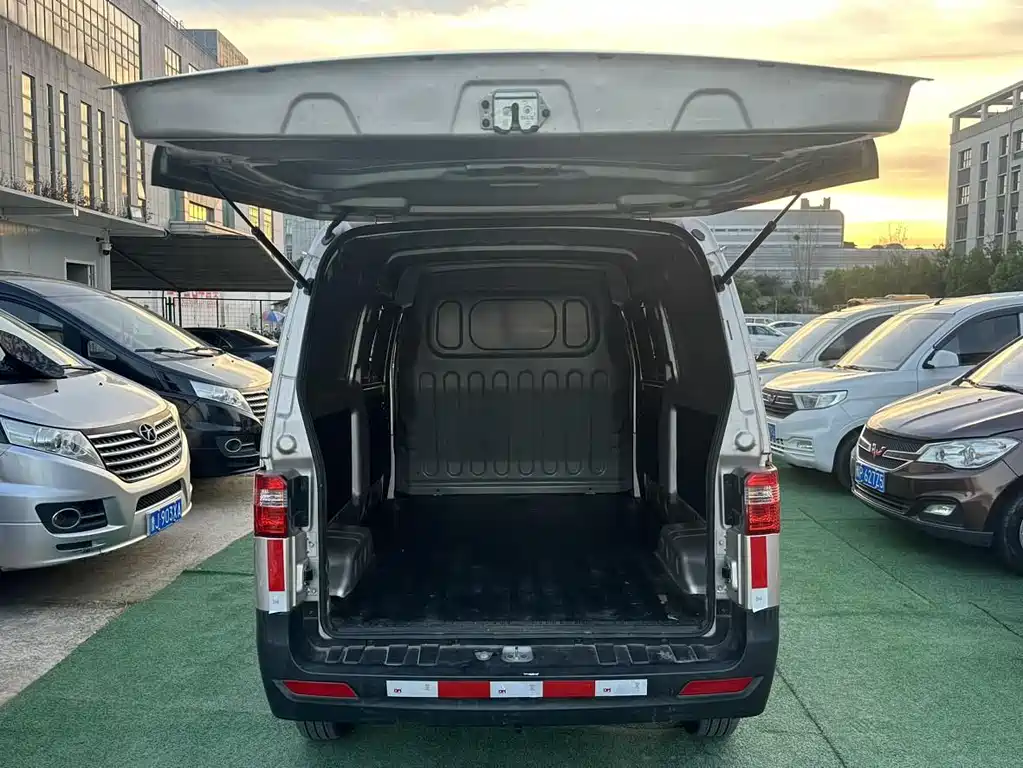 Hiace X30 2023 1.5L business van 2/5 seats air-conditioned version SWC15M купить на сайте DeffCars