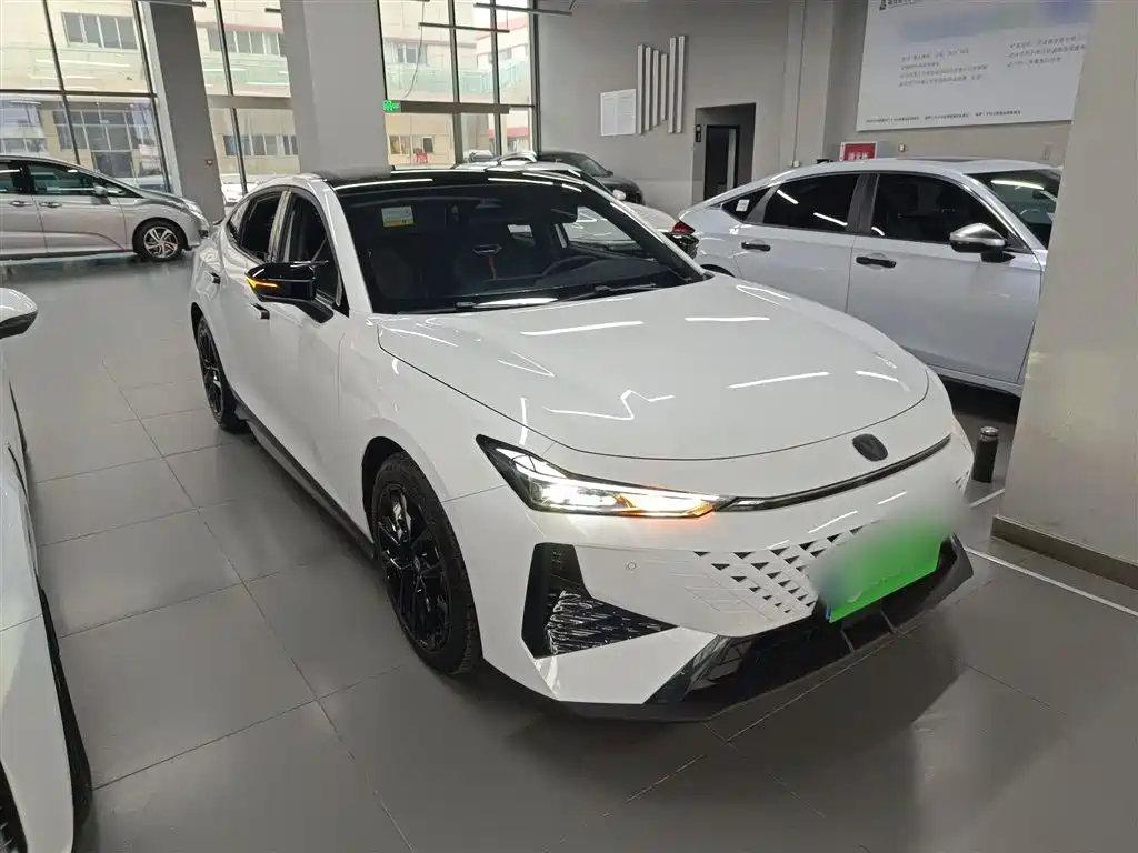 Changan UNI-V 2024 1.5T premium model купить на сайте DeffCars
