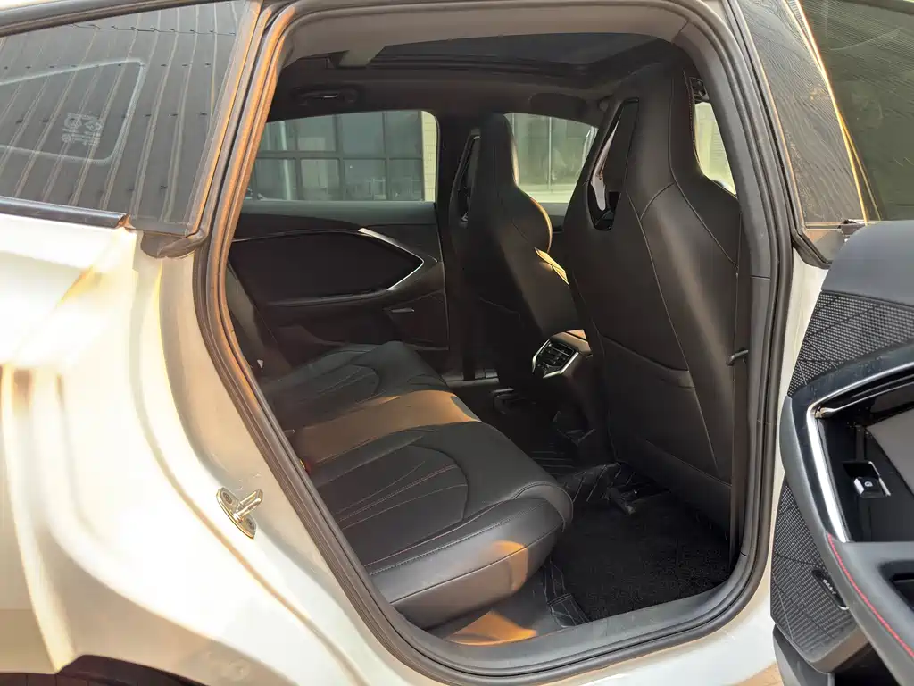 MG7 2023 2.0T Automatic Beauty Hunting Exclusive Edition купить на сайте DeffCars