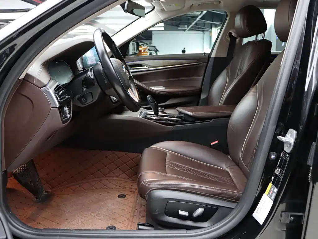 BMW 5 Series New Energy 2020 530Le Luxury Package купить на сайте DeffCars