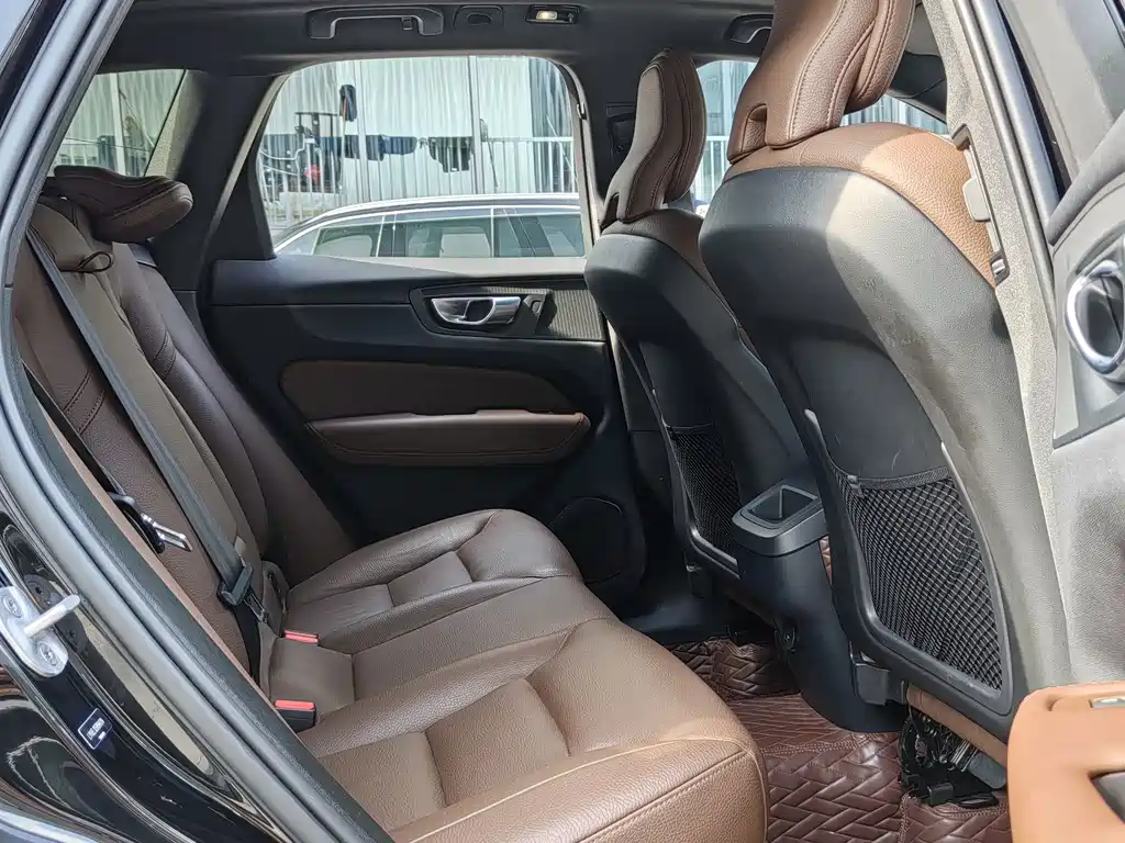 Volvo XC60 2024 B5 four-wheel drive Zhiyi Luxury Edition купить на сайте DeffCars