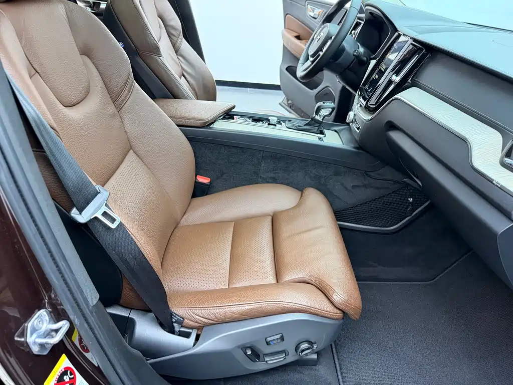 Volvo XC60 2020 T5 four-wheel drive Zhiyuan Deluxe Edition купить на сайте DeffCars