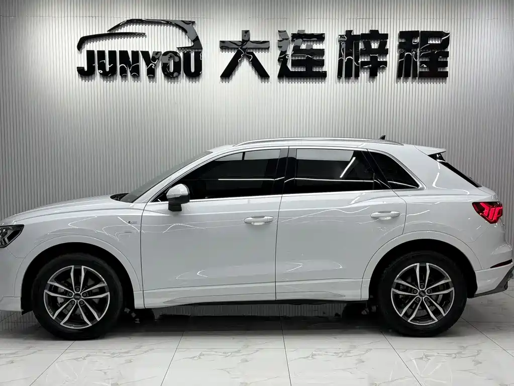 Audi Q3 2022 35 TFSI aggressive and dynamic купить на сайте DeffCars