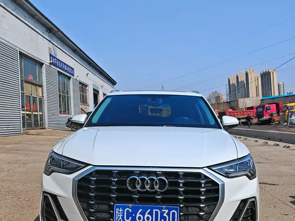 Audi Q3 2023 35 TFSI Fashionable and Dynamic (1.4T) купить на сайте DeffCars