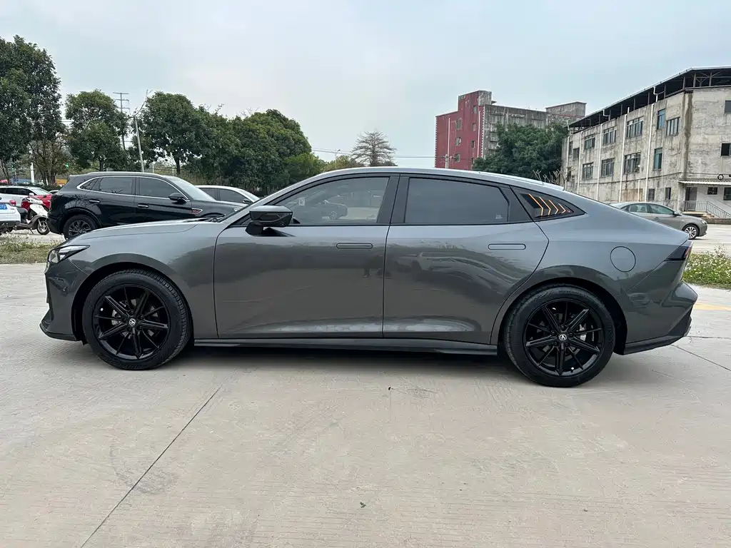 Changan UNI-V 2023 1.5T premium model купить на сайте DeffCars