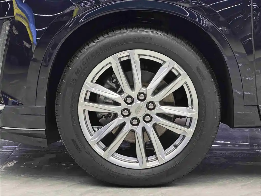 Cadillac XT6 2022 2.0T seven-seat two-wheel drive luxury model купить на сайте DeffCars