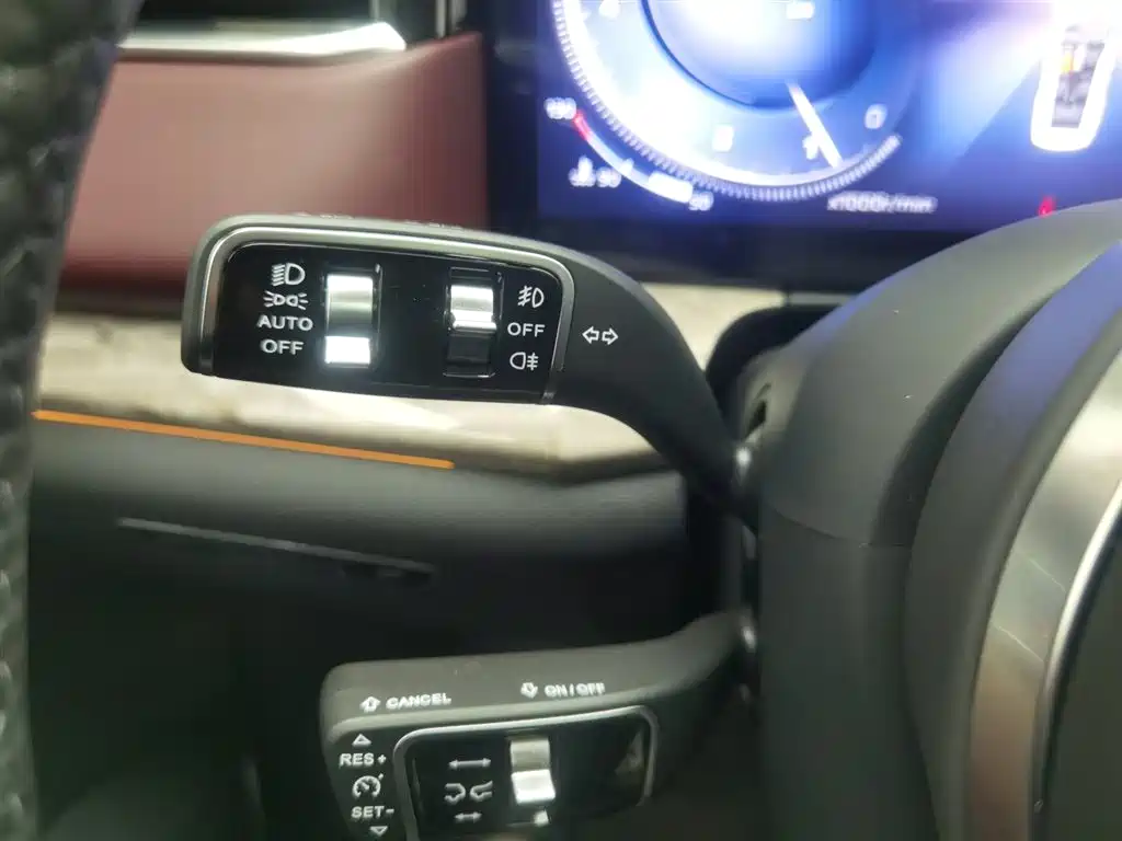 Hongqi HS7 2023 2.0T automatic four-wheel drive flag collar version, six seats купить на сайте DeffCars