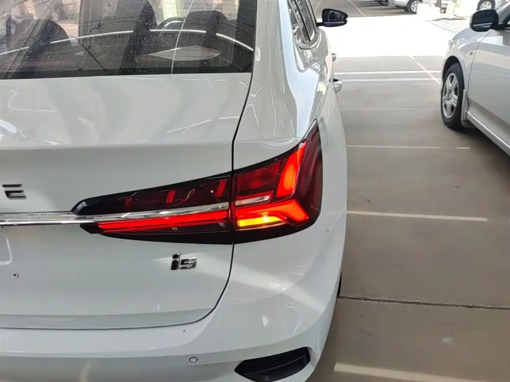 Roewe i5 2021 1.5L manual platinum version купить на сайте DeffCars