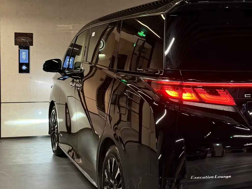 Wilfa 2025 Crown Dual Engine 2.5L Black Gold Executive Edition купить на сайте DeffCars