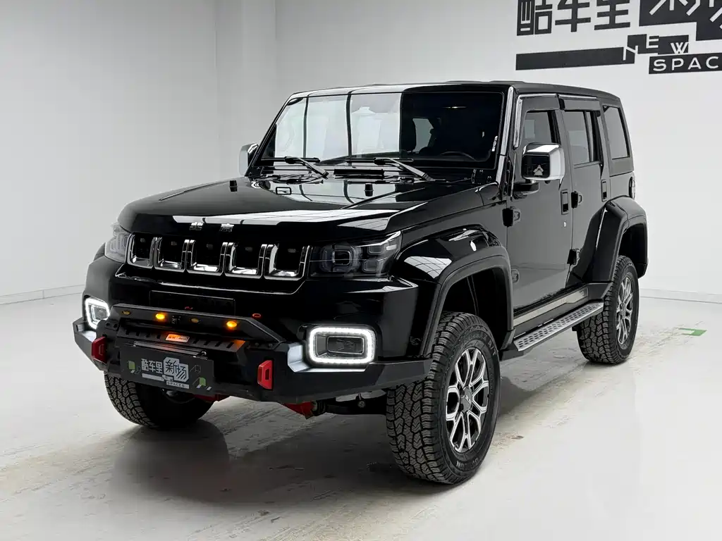 Beijing off-road BJ40 2023 2.0T automatic four-wheel drive city hunter version knight type купить на сайте DeffCars