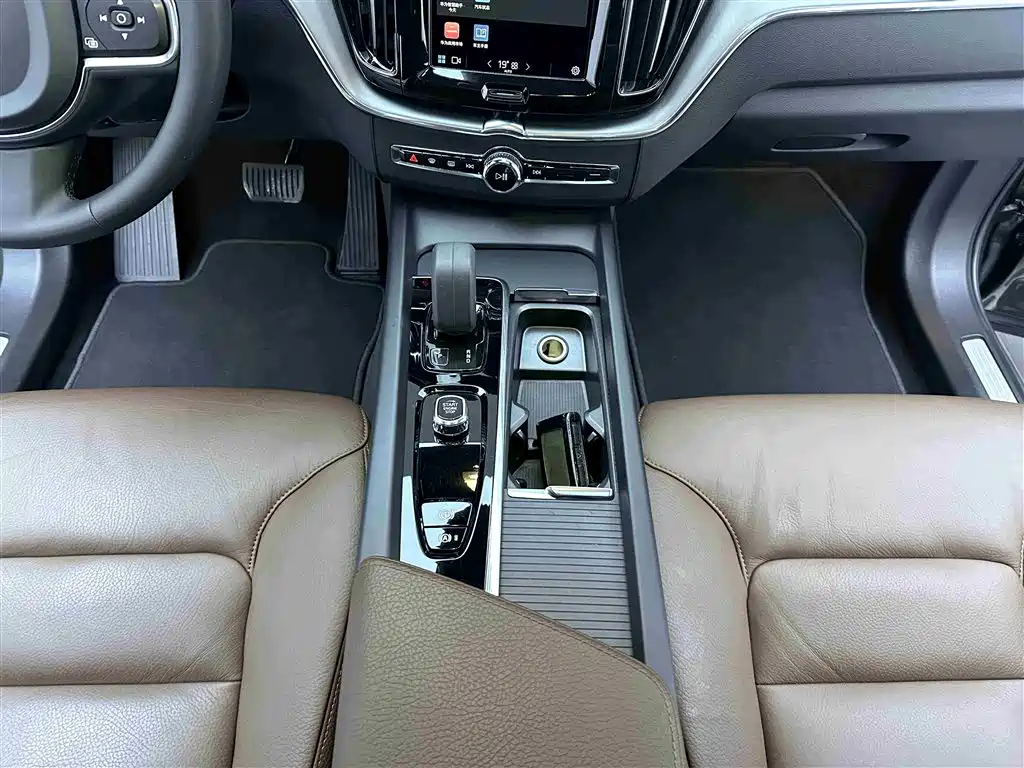 Volvo XC60 2022 B5 four-wheel drive Zhiyi Luxury Edition купить на сайте DeffCars