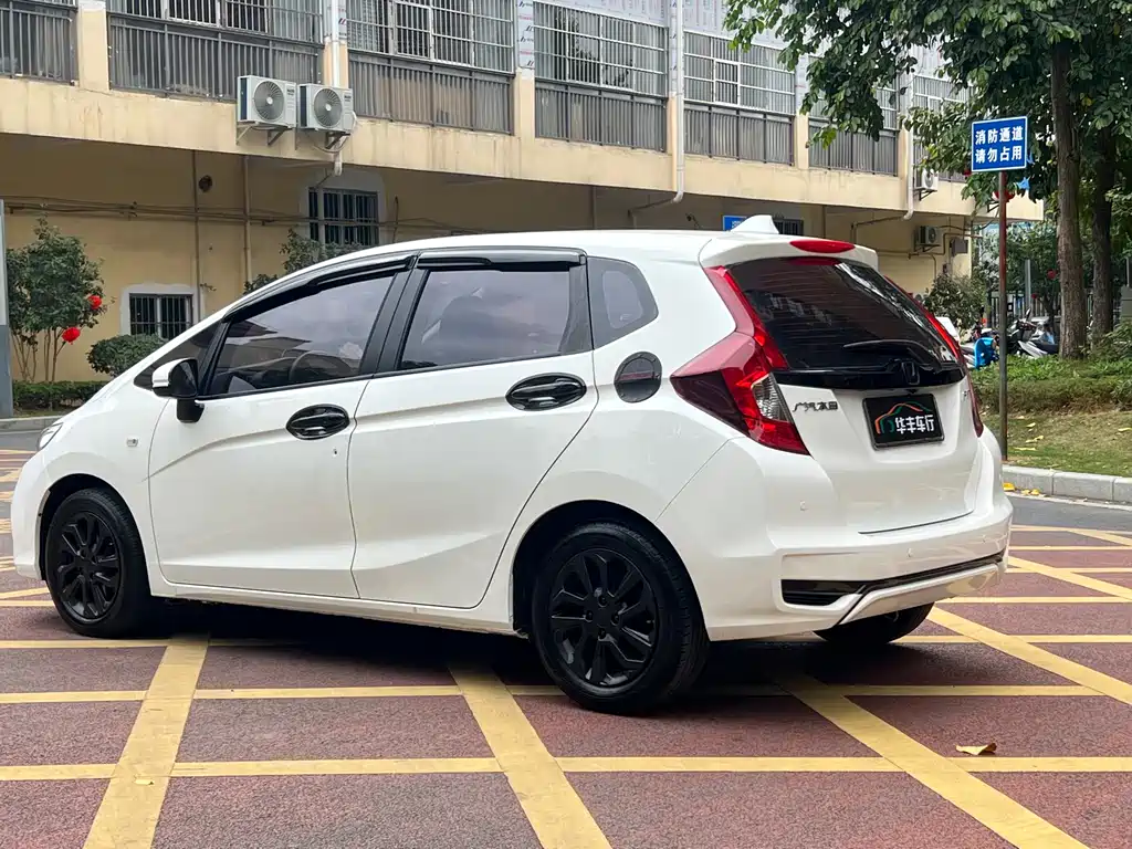 Fit 2018 1.5L CVT Comfort Sunroof Edition купить на сайте DeffCars
