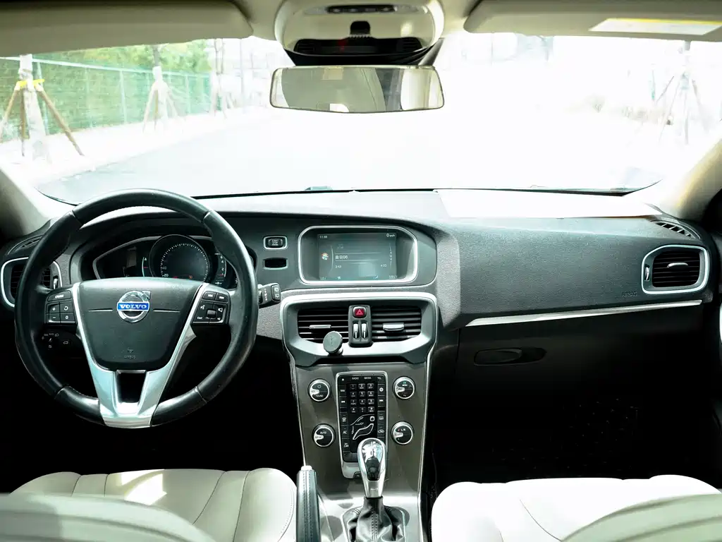 Volvo V40 2015 1.6T Zhiyi Edition купить на сайте DeffCars