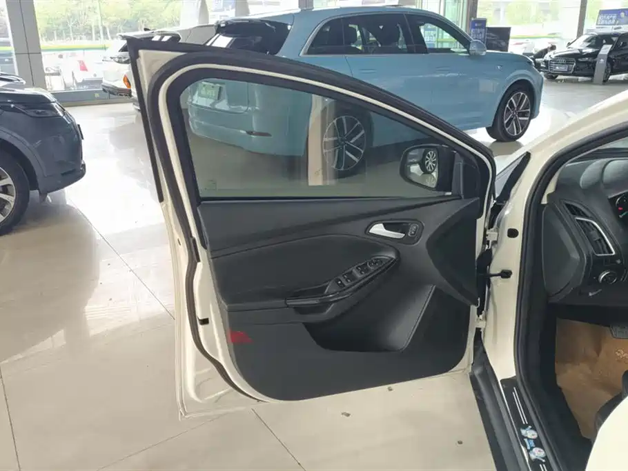 Focus 2018 hatchback classic EcoBoost 125 automatic super stylish smart mobility version купить на сайте DeffCars