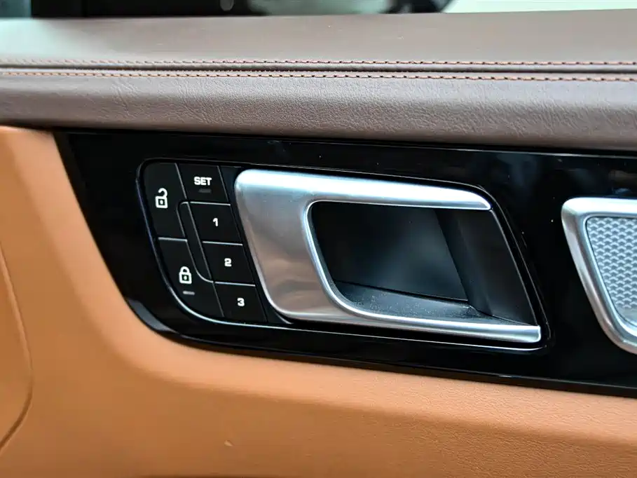 Cayenne New Energy 2023 Cayenne E-Hybrid 2.0T Platinum Edition купить на сайте DeffCars