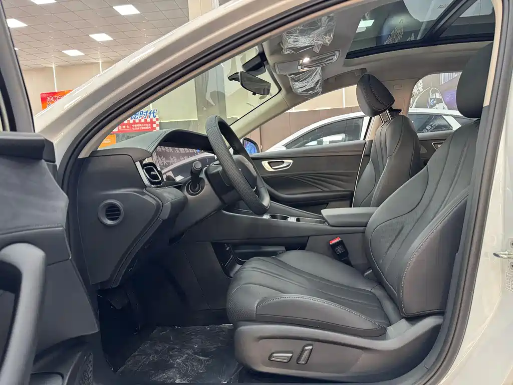 Roewe D7 2025 DMH 125km World Champion Excellence Edition купить на сайте DeffCars