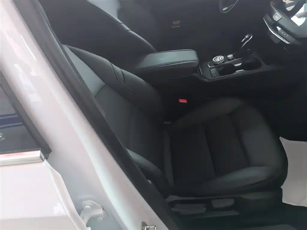 Cadillac XT4 2022 28T two-wheel drive fashion model купить на сайте DeffCars