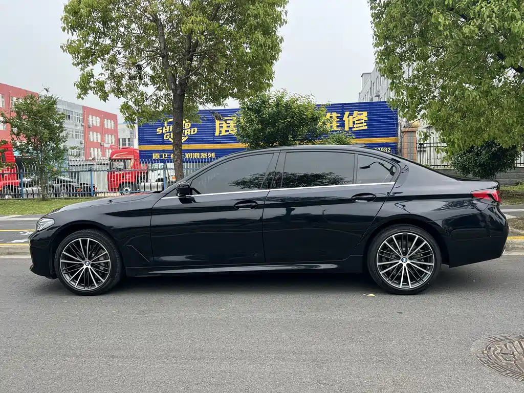 BMW 5 Series 2023 530Li Leading M Sports Package купить на сайте DeffCars