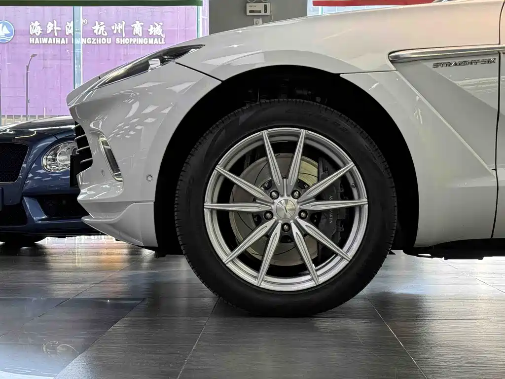 Aston Martin DBX 2023 3.0T STRAIGHT-SIX купить на сайте DeffCars