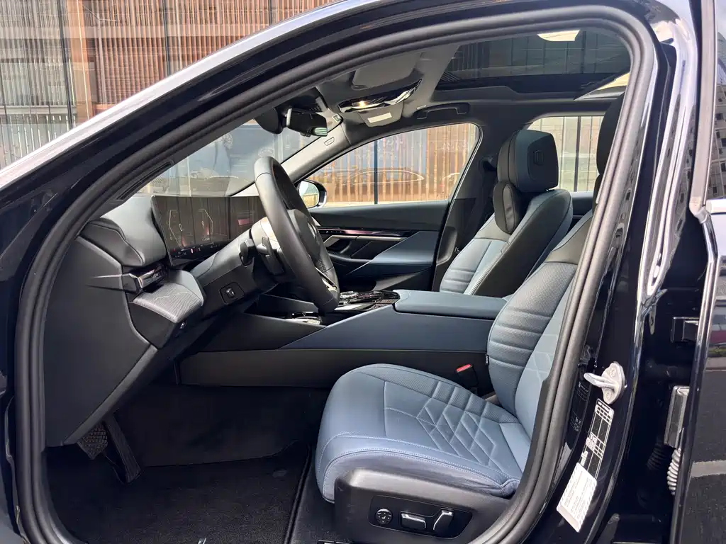 BMW 5 Series 2025 530Li Exclusive M Sports Package купить на сайте DeffCars