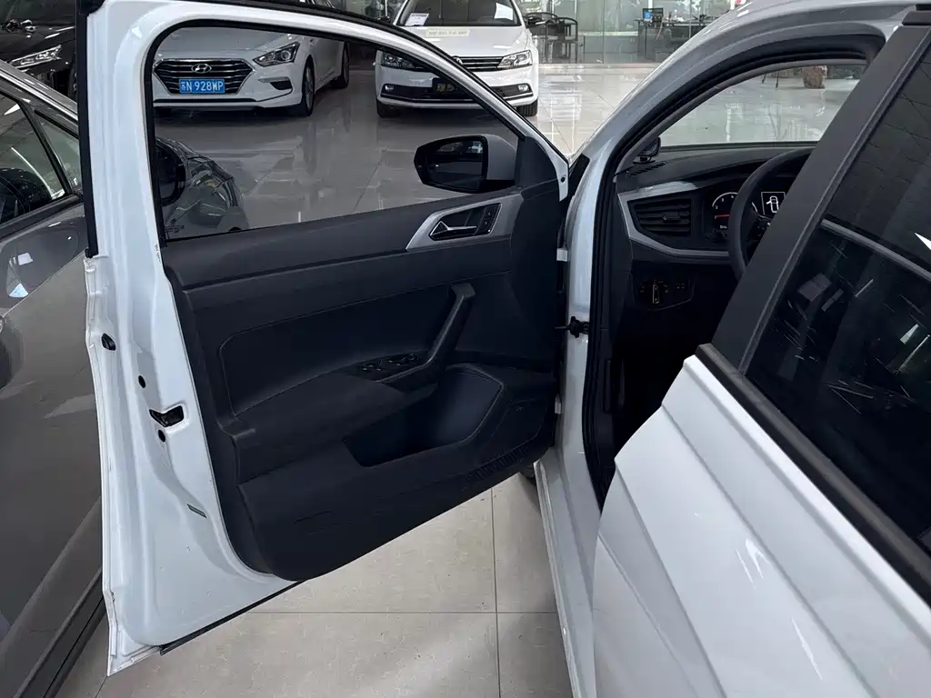 Polo 2021 Plus 1.5L Automatic Colorful Technology Edition купить на сайте DeffCars