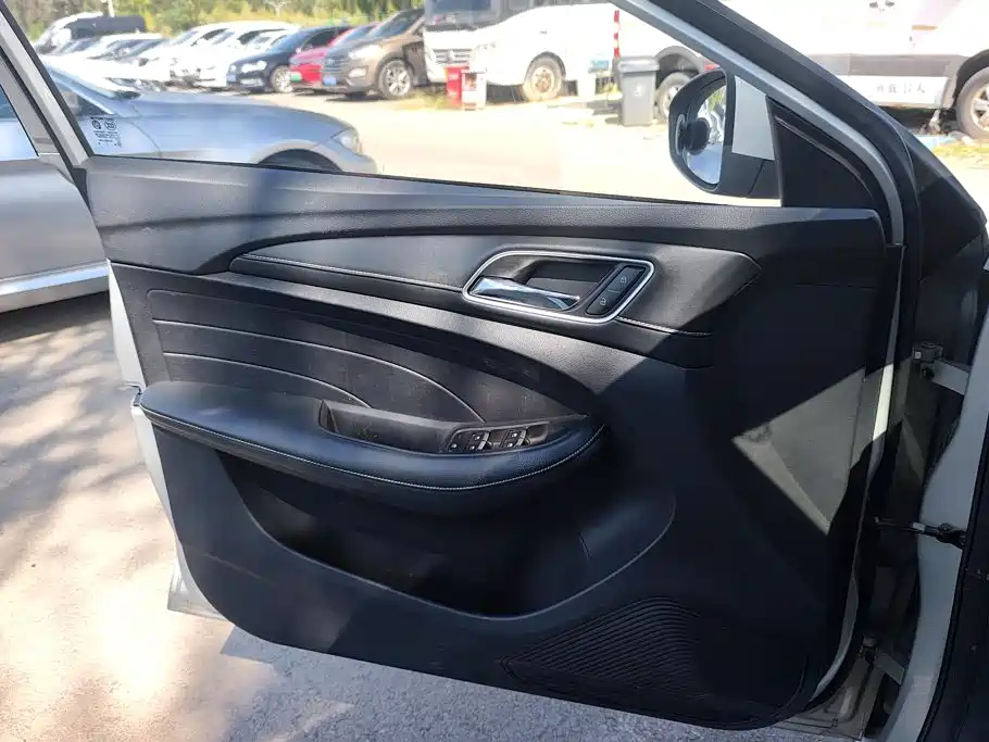 Roewe Ei5 2018 Internet flagship купить на сайте DeffCars