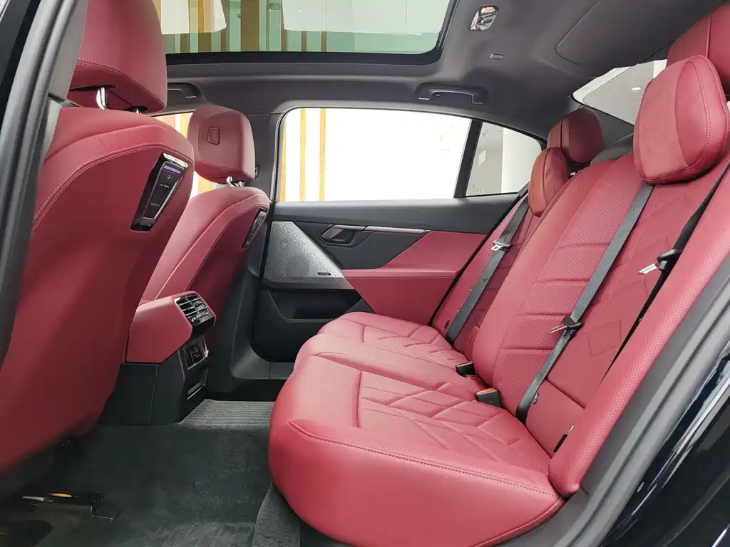 BMW 5 Series 2025 530Li Leading M Sports Package купить на сайте DeffCars