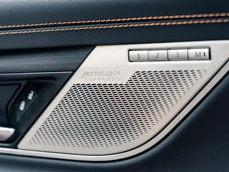 Jaguar XFL 2024 2.0T P300 four-wheel drive flagship sports gold version купить на сайте DeffCars