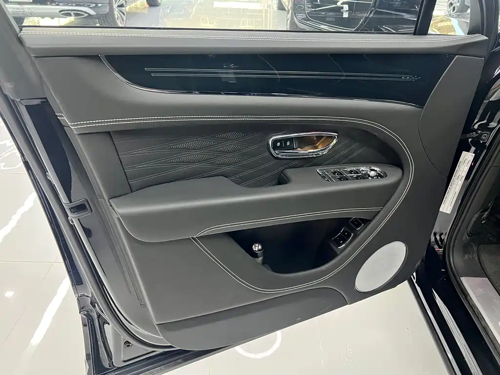 Bentayga 2024 4.0T V8 купить на сайте DeffCars