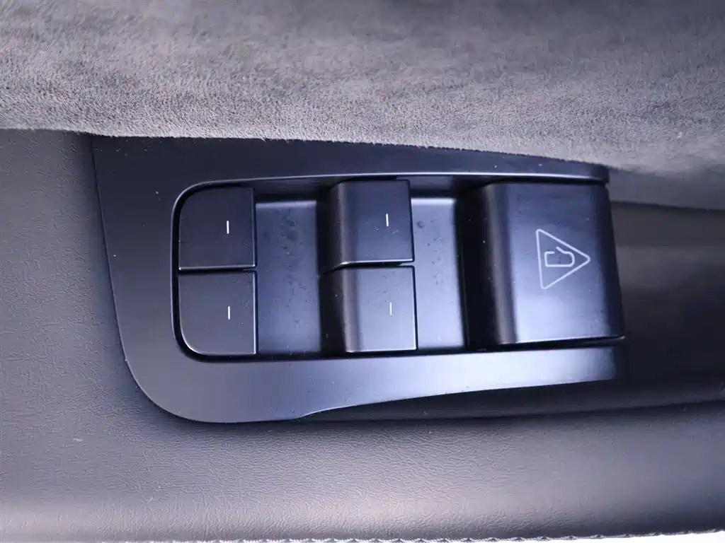 Model Y L 2025 long-range all-wheel drive version купить на сайте DeffCars