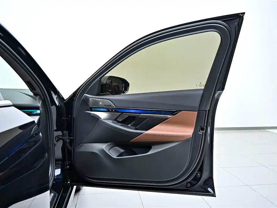 BMW 5 Series 2024 530Li Leading M Sports Package купить на сайте DeffCars